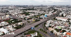 Toàn cảnh tuyến đường vành đai với xe cộ lưu thông, khu dân cư hai bên nhìn từ trên cao